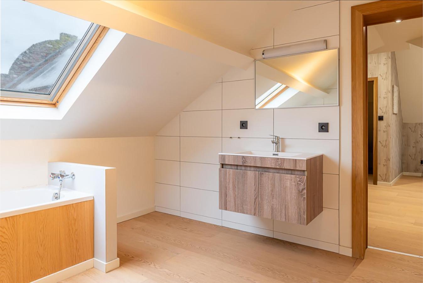 Guesthouses By Hotel Van Eyck Maaseik Esterno foto